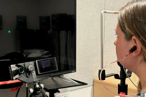 Testovaná osoba vizuálne sleduje pohybujúci sa zelený bod, zatiaľ čo mikrofóny počúvajú zvuky vydávané jej ušami.