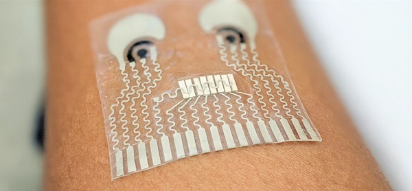 Novo vyvinutá elektronická náplasť je schopná súčasne monitorovať rôzne chemické látky i krvný tlak nositeľa.
