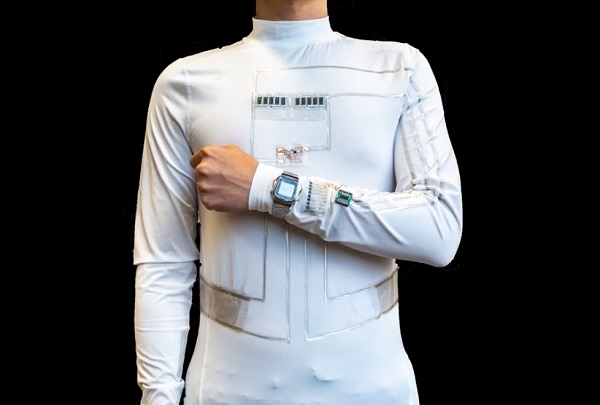 Inteligentné tričko „wearable microgrid“ generuje energiu z potu a pohybu nositeľa.