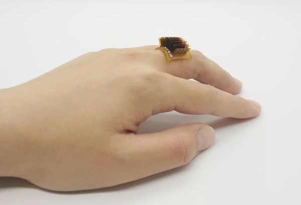 Vedci z Coloradskej univerzity vyvinuli termoelektrické nositeľné zariadenie, ktoré je možné nosiť ako prsteň, a ktoré získava energiu z ľudského tela.