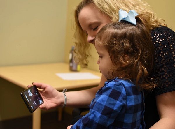 Mobilná aplikácia pre detekciu autizmu bola testovaná na 993 batolatách s priemerným vekom 21 mesiacov, čo je vek, v ktorom sa často identifikuje porucha autistického spektra.