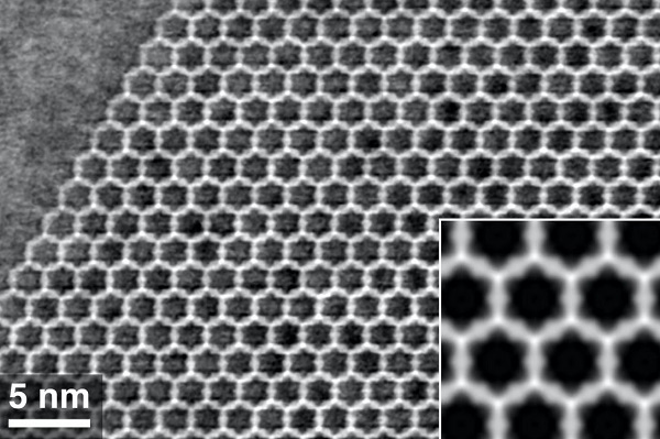 Snímka kryštálu SU-102 z elektrónového mikroskopu. Tmavé oblasti sú póry široké jeden nanometer, v ktorých sa zachytávajú liečivá.