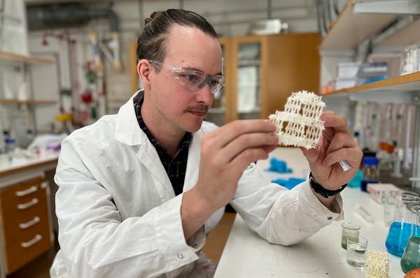 Doktorand Erik Svensson Grape zo Štokholmskej univerzity s modelom molekuly SU-102 odvodenej z granátového jablka.