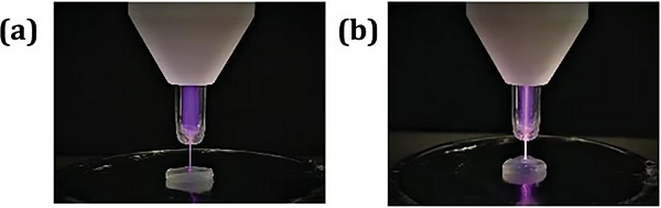 Fotografie plazmového prúdu počas spracovania s a) „plávajúcim potenciálom“ a b) „uzemnenou“ konfiguráciou.