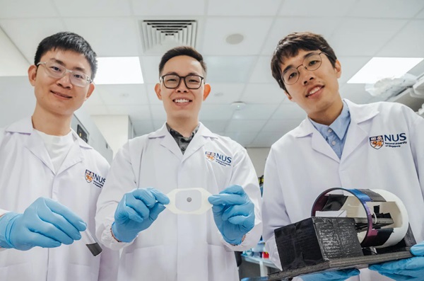 Zľava: Dr. Le Zhicheng so vzorkou magnetického gélu v tekutej forme, doc. Andy Tay s obväzom vopred naplneným gélom a Dr. Shou Yufeng so zariadením na magnetickú stimuláciu.