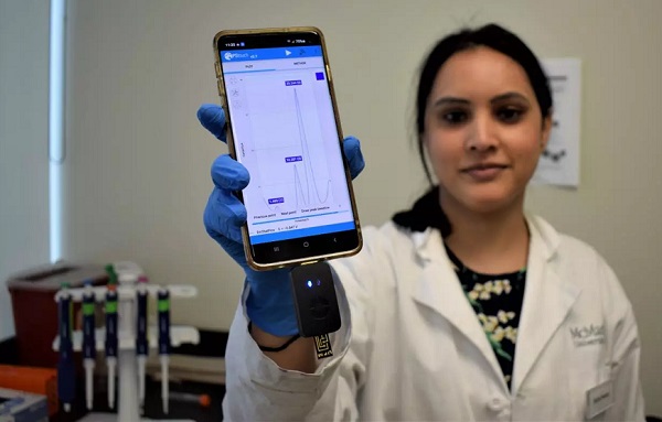 Postdoktorandka Richa Pandeyová s prototypom detekujúcim baktérie.