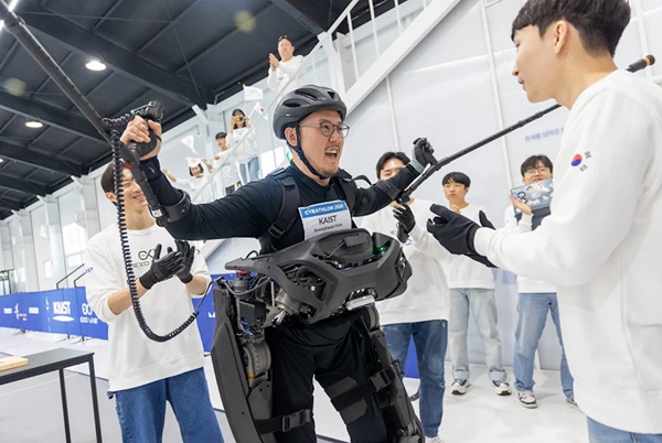 Športovec s exoskeletonom WalkON Suit F1 Seunghwan Kim oslavuje dokončenie všetkých úloh v pretekoch exoskeletonov Cybathlon 2024.