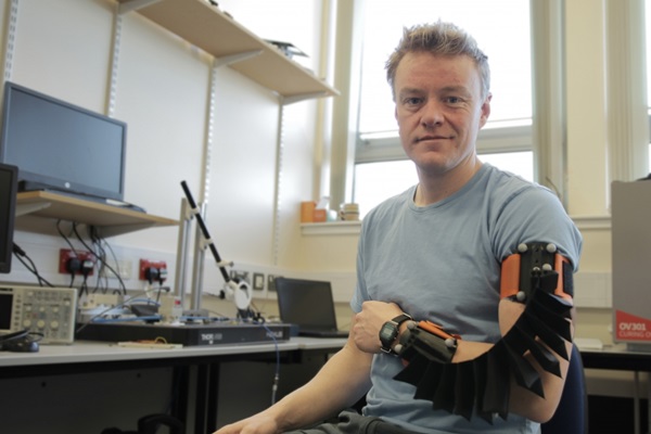 James Greig so svojím mäkkým robotickým zariadením pre pomoc pacientom s mozgovou príhodou s rehabilitáciou.