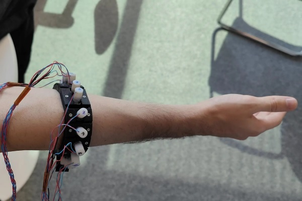 Náramok ultrazvukového snímača použitý v súčasnom prototype.