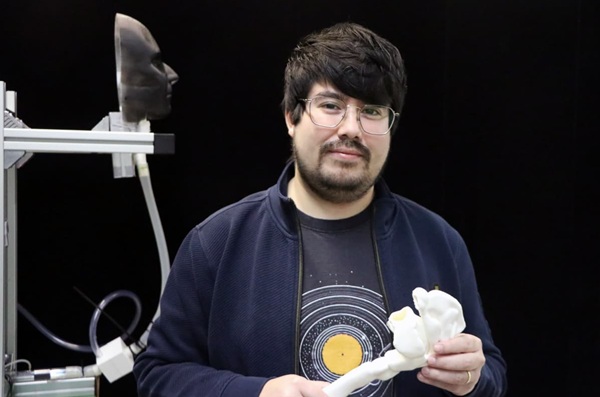 Vedúci autor štúdie Nicolás Catalán drží 3D vytlačený model horných dýchacích ciest.