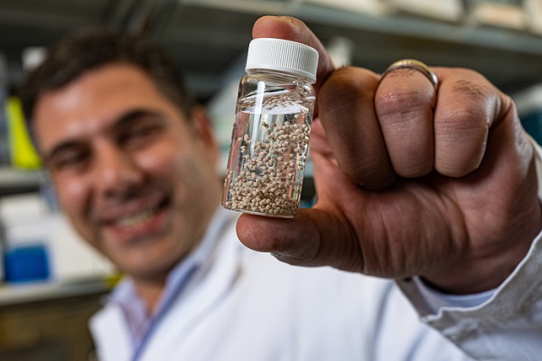 Bioinžinier Omid Veiseh s novo vyvinutými guľôčkovými protirakovinovými implantátmi.