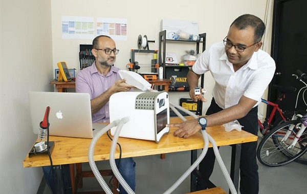 (Zľava doprava) Výskumníci z KAUST Ahad Syed a Dr. Adnan Qamar demonštrujú prototyp modelu svojho vynálezu VENTIBAG, mobilnej dýchacej jednotky, ktorá využíva umelú inteligenciu na dodávanie kyslíka na podporu pacientov trpiacich pľúcnymi ochoreniami.
