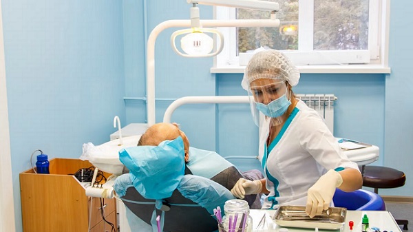 Vedci testujú svoj nový zubný povlak na súbore zdravých zubov.
