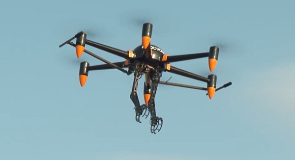 Dron Prodrone PD6B-AW-ARM si vďaka 5osým robotickým ramenám môže nájsť uplatnenie v rôznych odvetviach priemyslu
