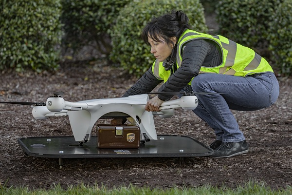 UPS využíva drony Matternet M2 na prepravu lekárskych vzoriek do nemocnice v Severnej Karolíne.