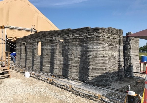 Oddelenie americkej armády postavilo prototyp betónových kasární s pomocou "najväčšej 3D tlačiarne na svete".
