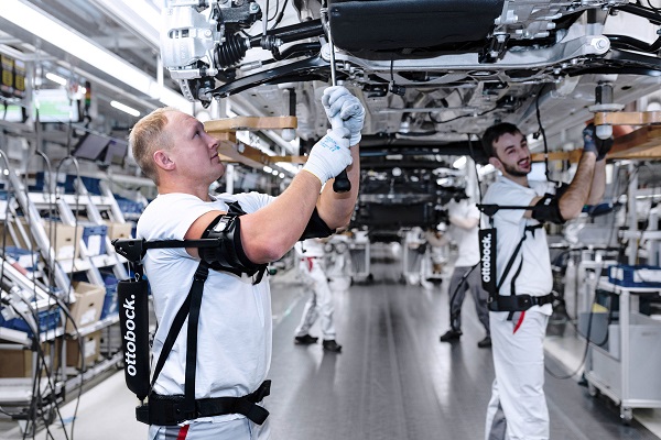 Audi testuje dva rôzne typy exoskeletonov od spoločností Ottobock a Skelex.