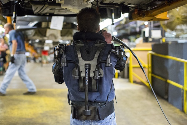 Exoskeleton EksoVest pomáha pracovníkom na montážnych linkách v automobilke Ford.