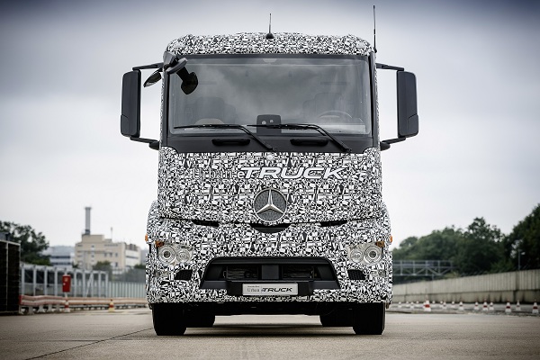 Mercedes-Benz predstavil svoj prvý elektrický ťažky kamión Urban eTruck