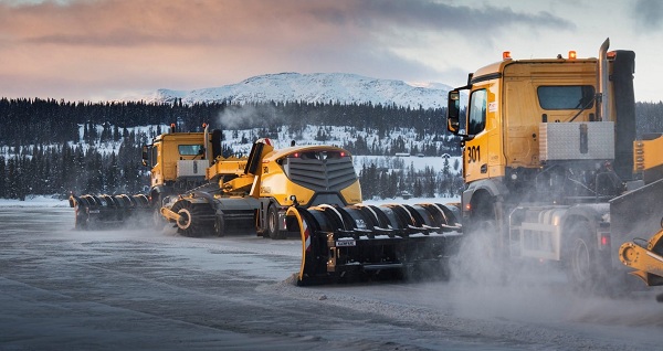 Spoločnosť Semcon predviedla technológiu autonómnych snežných pluhov Yeti na letisku Fagernes v nórskom meste Leirin.