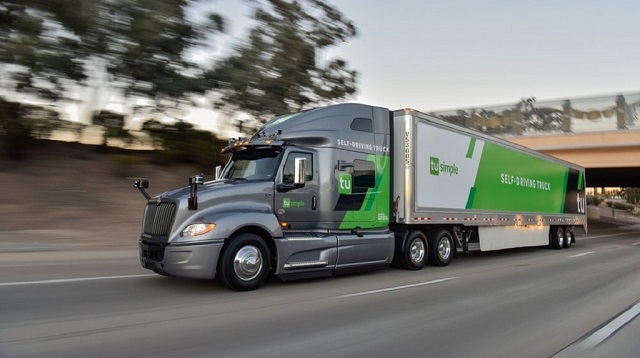 Spoločnosť UPS použila pre testovanie na diaľnici v Arizone autonómne ťahače návesov firmy TuSimple.