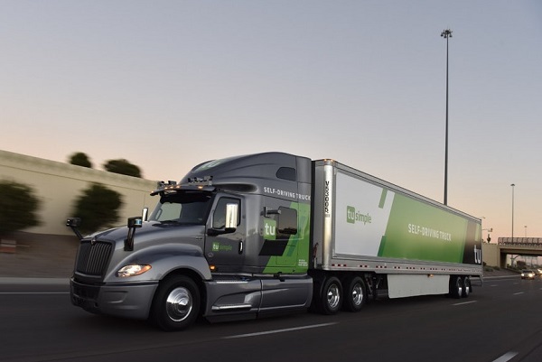 Spoločnosť UPS použila pre testovanie na diaľnici v Arizone autonómne ťahače návesov firmy TuSimple.
