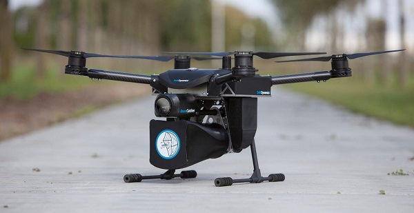 Strážny dron s názvom DroneCatcher chytá narušiteľské drony s pomocou siete.