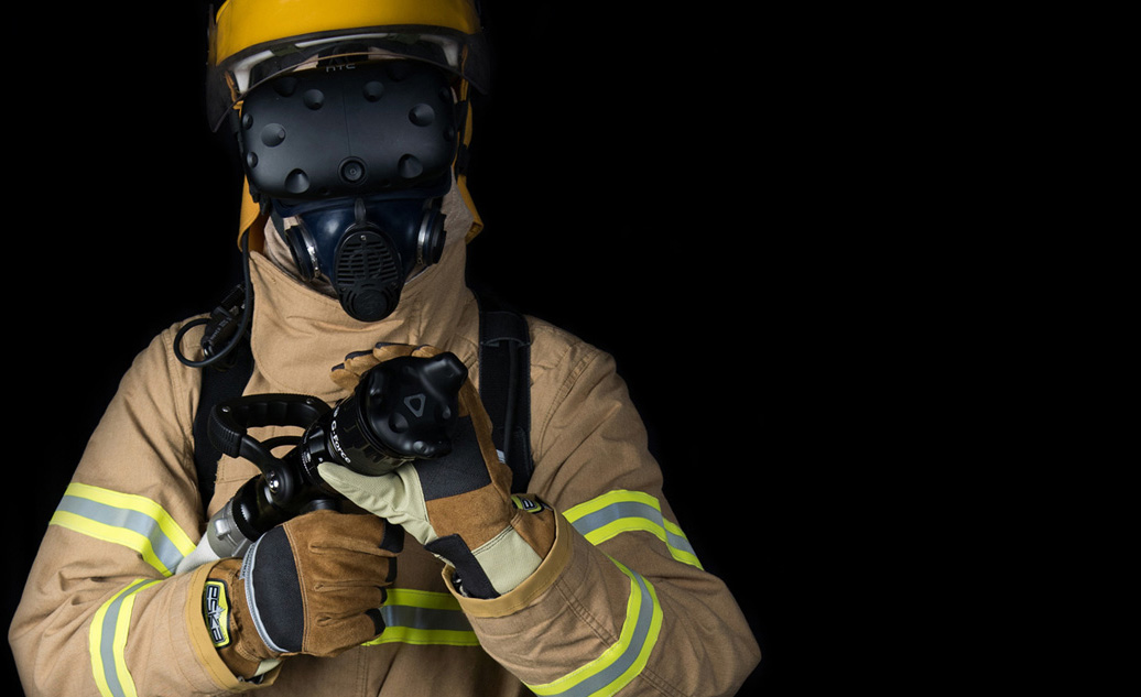 VR náhlavná súprava HTC Vive je doplnená vlastnou súpravou dýchacej masky, ktorá dodá viac na autentickosti počas školenia v systéme FLAIM Trainer..