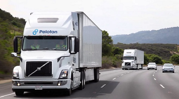 Spoločnosť Peloton Technology vyvíja automatizovaný sledovací systém, ktorý umožní jednému vodičovi naraz riadiť dva kamióny v tesnej formácii.