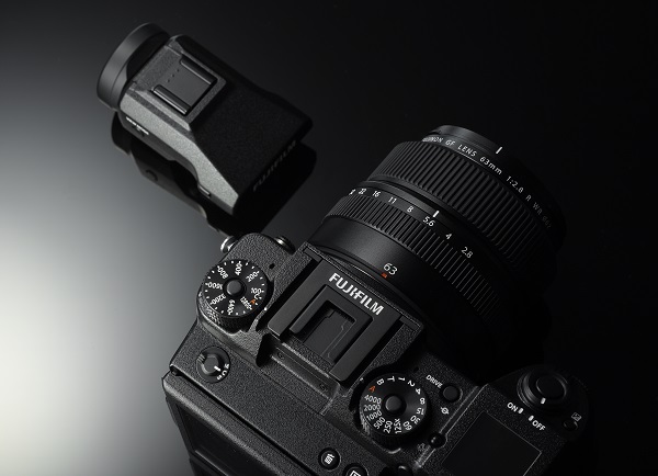 Fotoaparát Fujifilm GFX 50S si prepožičal diajnové prvky zo série X