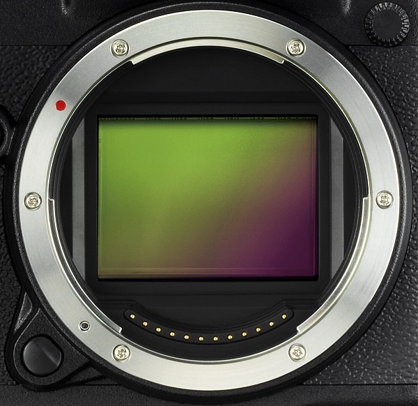 Fotoaparát Fujifilm GFX 50S sa vyznačuje poriadne veľkým snímačom CMOS s rozlíšením 51,4 megapixlov
