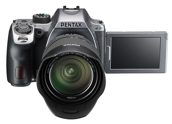Fotoaparát Ricoh Pentax K-70 má výklopný dotykový LCD displej, ktorý sa dá otočiť aj pre selfie fotenie
