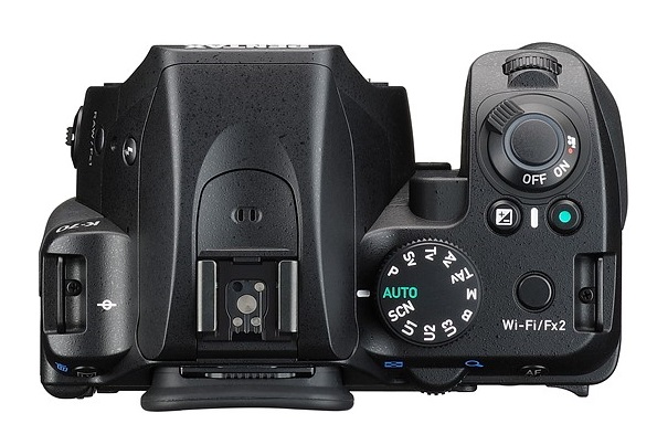 Fotoaparát Ricoh Pentax K-70 s APS-C snímačom bez AA filtra je vybavený hybridným systémom pre automatické ostrenie