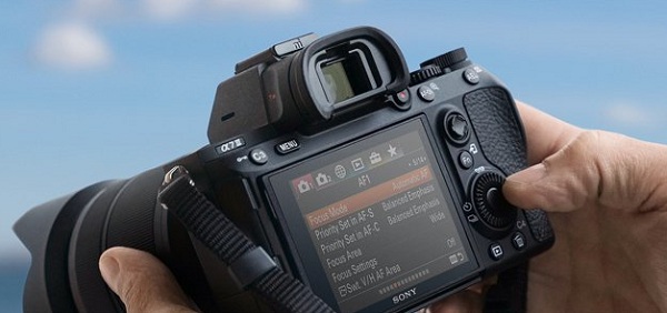 Bezzrkadlový fotoaparát Sony α7 III s 24,2 megapixlovým CMOS snímačom Exmor R vo formáte Full Frame so zadným osvetlením.