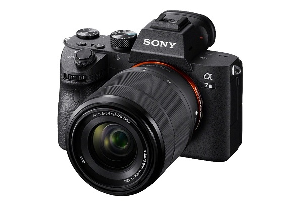 Bezzrkadlový fotoaparát Sony α7 III s 24,2 megapixlovým CMOS snímačom Exmor R vo formáte Full Frame so zadným osvetlením.