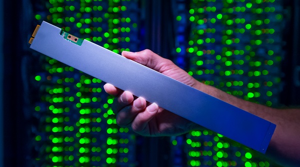 Nový 32 TB SSD disk s označením Intel SSD DC P4500 je určený najmä pre dátové centrá a má rozmery 30,5 x 3,8 x 0,8 cm. 