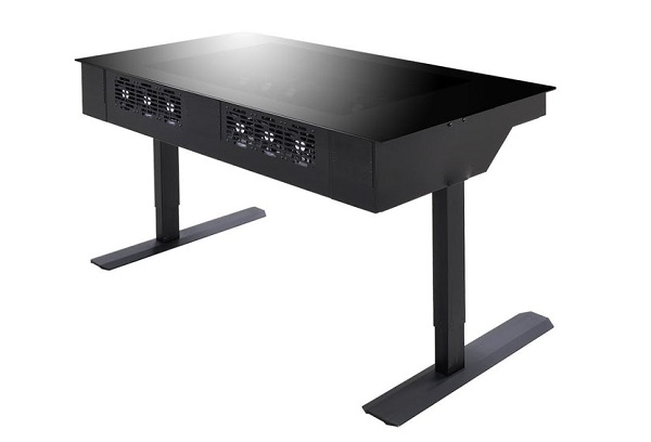 Výškovo nastaviteľný pracovný stôl Lian Li DK-05 má rozmery 140 x 78 centimetrov.