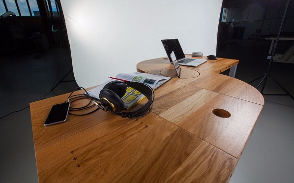 Používateľ si môže vyskladať tvar stola Modulos Desk, aký mu vyhovuje v danej chvíli.