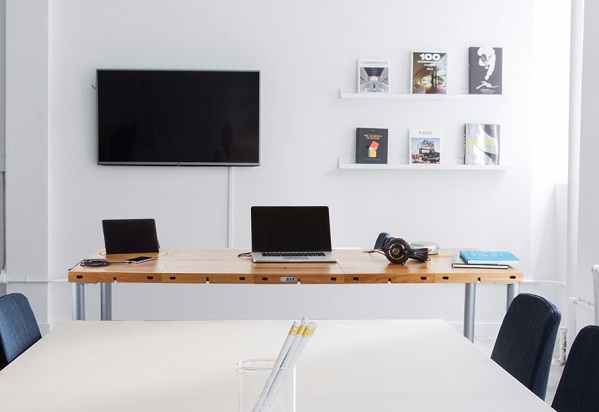 Modulárny pracovný stôl Modulos Desk by mal byť rovnako pevný ako akákoľvek bežná pracovná doska.