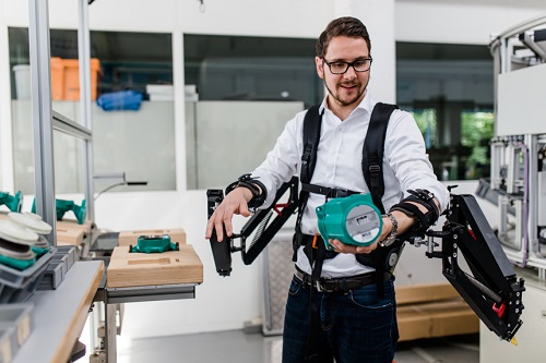 prototyp, priemysel, pomôcka, záťaž, manipulácia, Fraunhofer IAO, Štutgard, montáž, demontáž, modul, podporná konštrukcia, podpora paží, podpora chrbta, podpora nôh, technológie, novinky