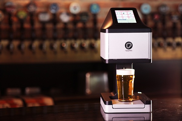 Stroj Beer Ripples dokáže vytlačiť textovú správu alebo obrázok priamo do peny v pive.