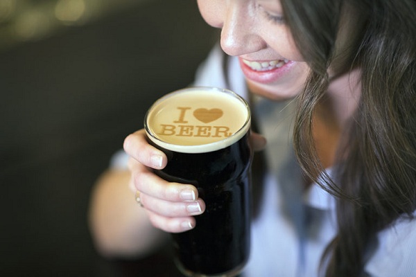 Stroj Beer Ripples dokáže vytlačiť textovú správu alebo obrázok priamo do peny v pive.