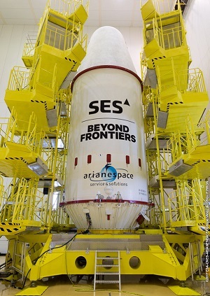 Príprava na štart rakety Sojuz, ktorá nesie hybridný satelit SES-15.