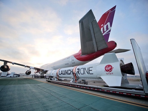 Príprava rakety LauncherOne na pripevnenie k upravenému lietadlu 747 s názvom Cosmic Girl.
