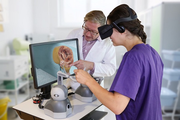Študent používa chirurgickýý simulátor Fundamental Surgery a vo virtuálnej realite operuje koleno.