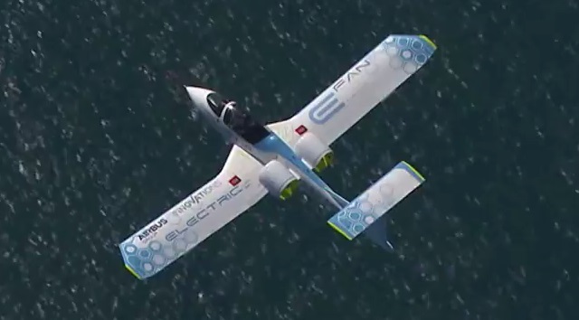 Airbus, E-Fan, lietadlo, elektrické lietadlo, súťaž, prelet, let, kanál La Manche, Lydd, Calais, Cri Cri, Aerobat Hugues Duval, Anglicko, Francúzsko, technológie, novinky