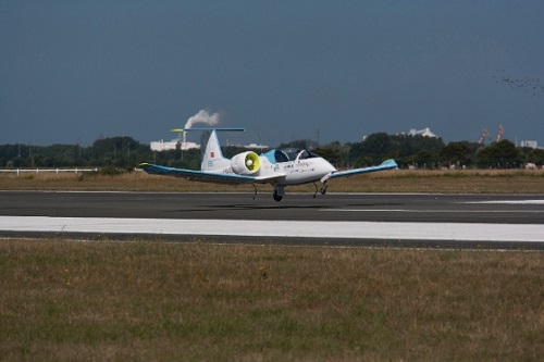 Airbus, E-Fan, lietadlo, elektrické lietadlo, súťaž, prelet, let, kanál La Manche, Lydd, Calais, Cri Cri, Aerobat Hugues Duval, Anglicko, Francúzsko, technológie, novinky