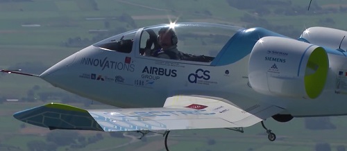 Airbus, E-Fan, lietadlo, elektrické lietadlo, súťaž, prelet, let, kanál La Manche, Lydd, Calais, Cri Cri, Aerobat Hugues Duval, Anglicko, Francúzsko, technológie, novinky