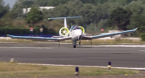 Airbus, E-Fan, lietadlo, elektrické lietadlo, súťaž, prelet, let, kanál La Manche, Lydd, Calais, Cri Cri, Aerobat Hugues Duval, Anglicko, Francúzsko, technológie, novinky