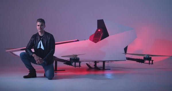 Zakladateľ spoločnosti Alauda, Matt Pearson, pri prototype Mirage Airspeeder, z ktorého bude vychádzať Mark 1 Airspeeder - prvý model lietajúceho pretekárskeho auta s človekom.